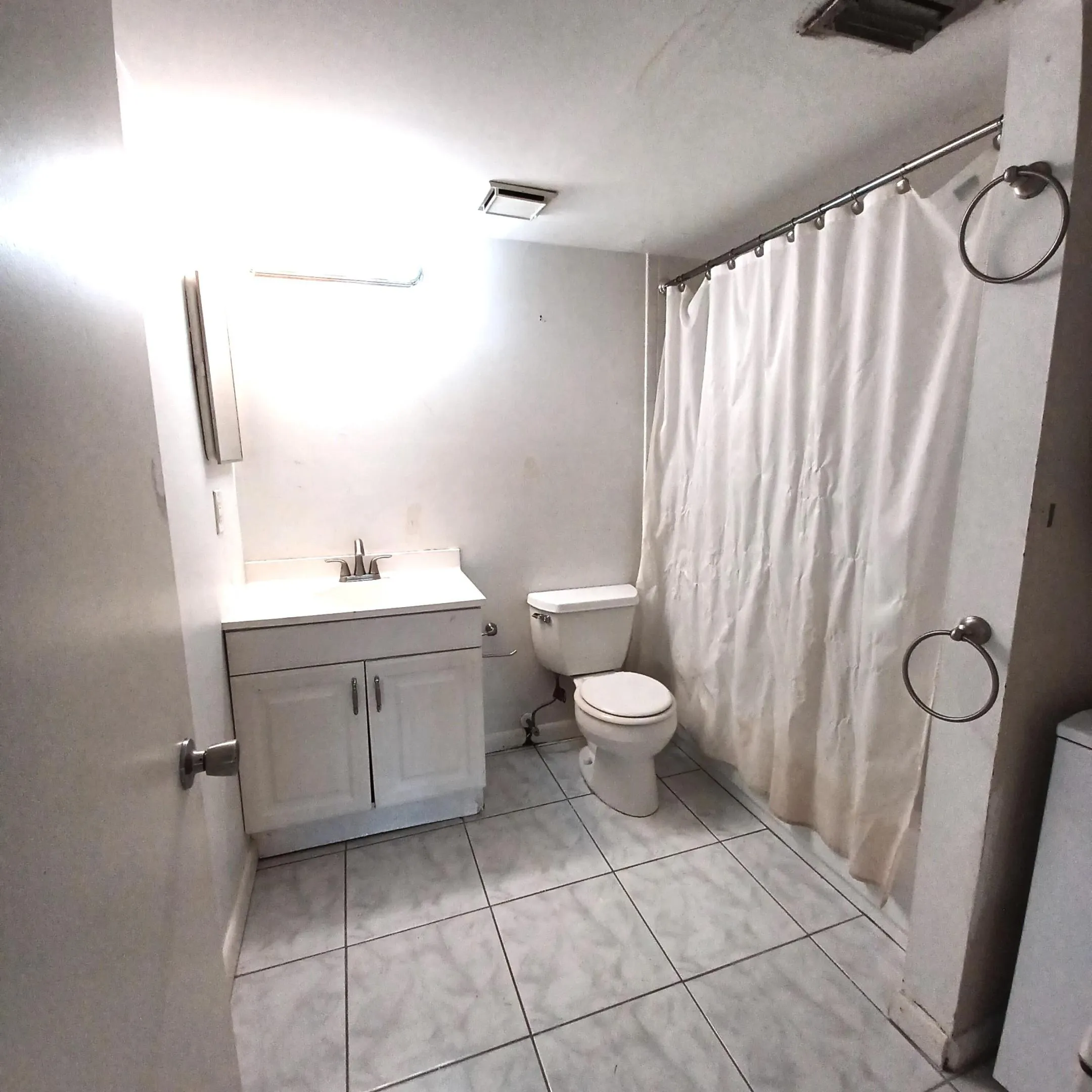 2ND BTHRM W/TUB _SHOWER