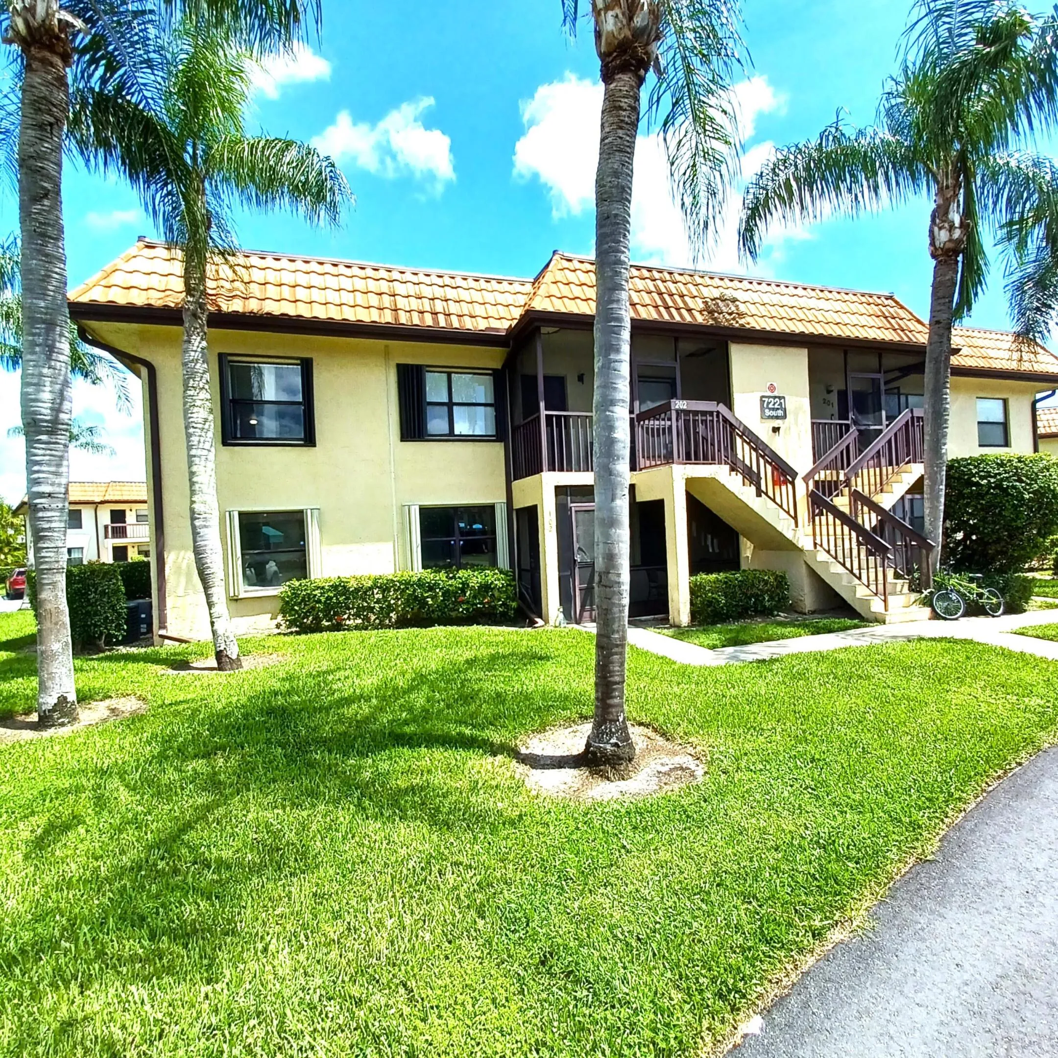 EXTERIOR CONDO