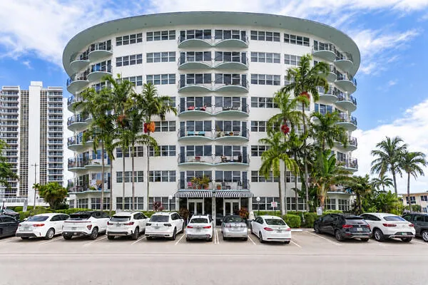 Le Cercle Exterior Front