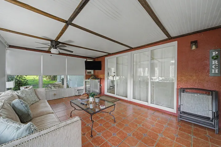 interior - lanai 3