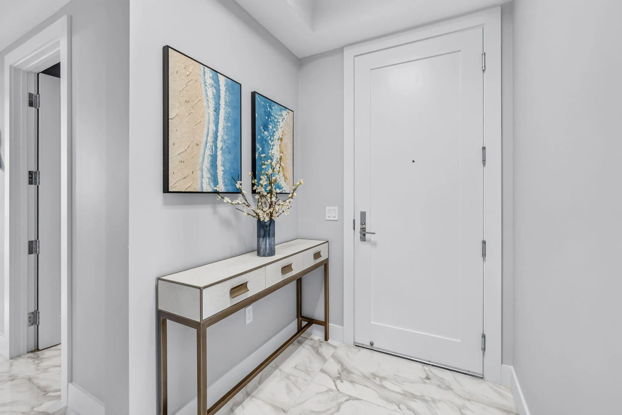 Beautiful & spacious interior foyer