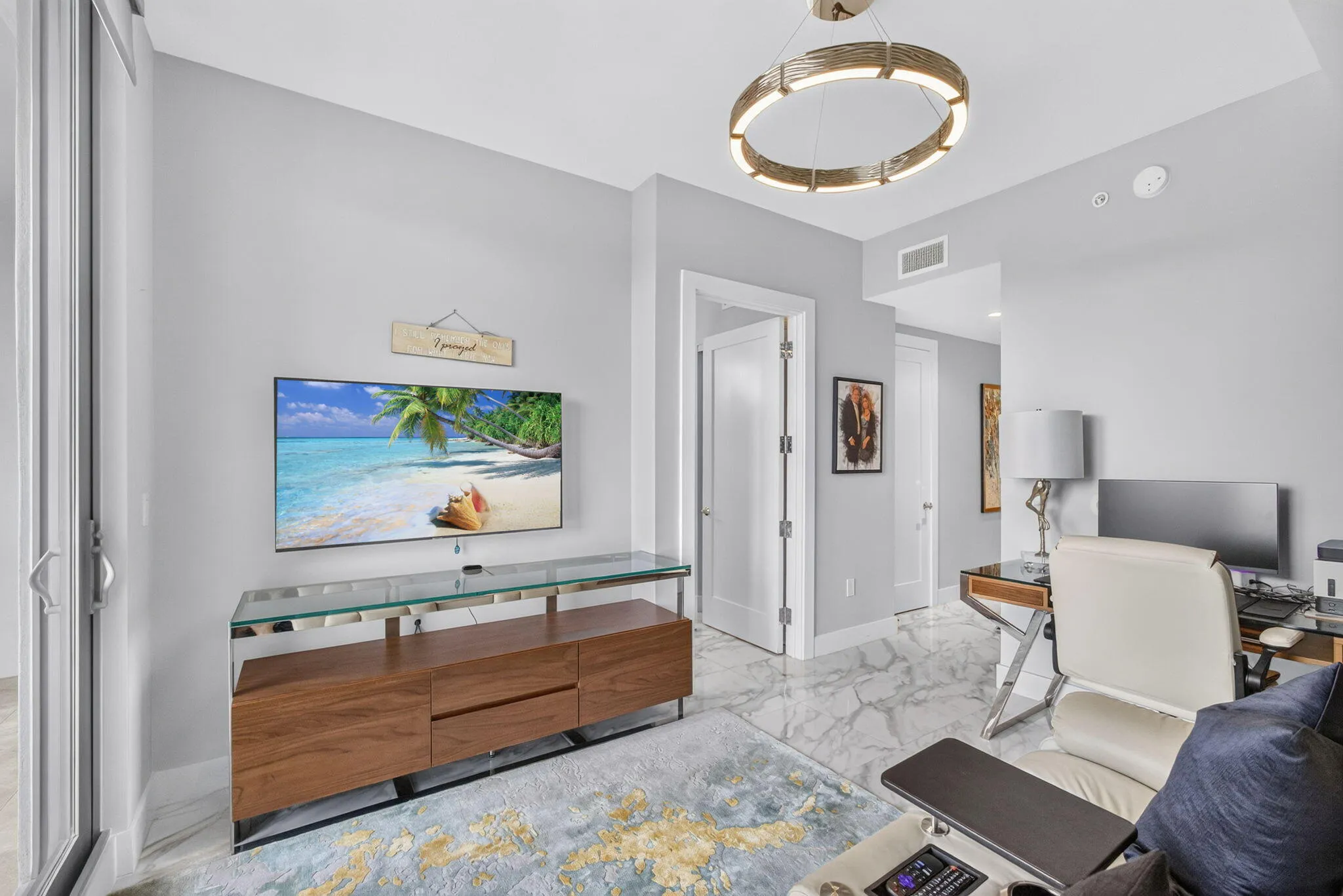 Enjoy the sunsets while watching the evening news or a cold beer catching up on your favorite teams! Comfy TV den and office space is the place to kick off your shoes, close the laptop and RE-LAX!!