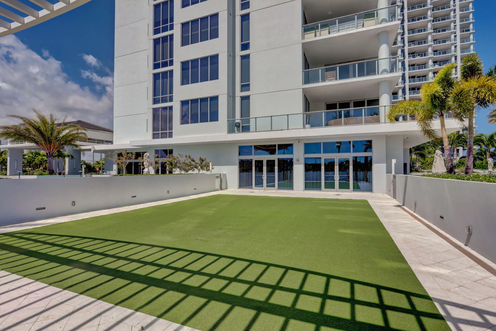 Outdoor area just outside Tower 3 clubhouse, this turf area is perfect for an outdoor event!