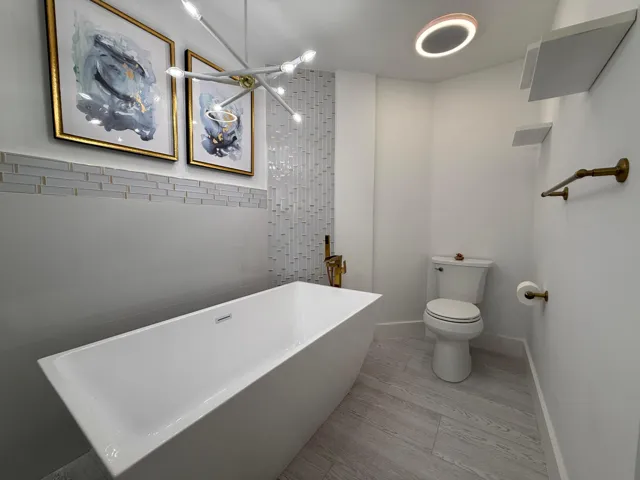 Master Tub & Toilet