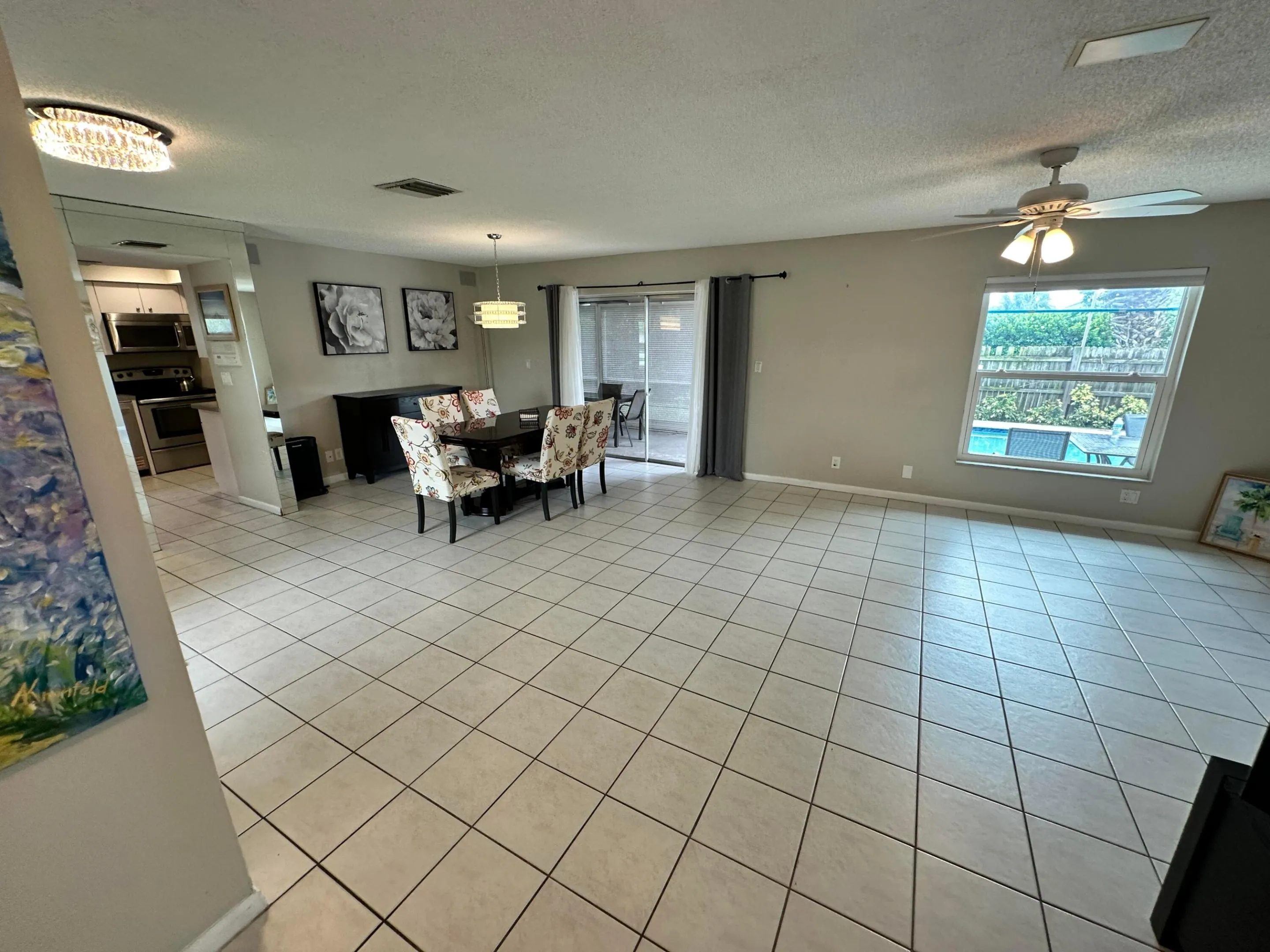 Living Room - (7)