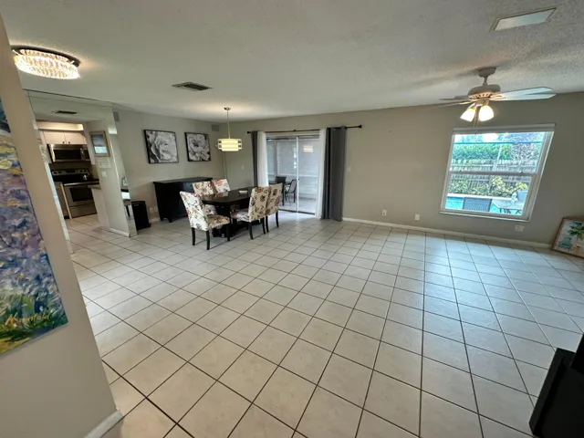 Living Room - (7)