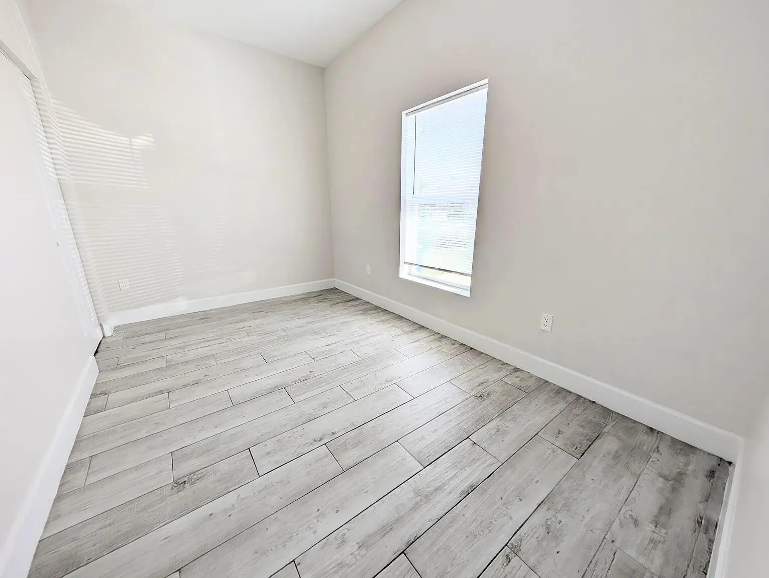 1566 W 26th Ct-10