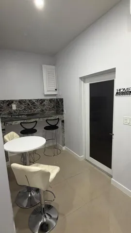 ENTRY/DINING AREA