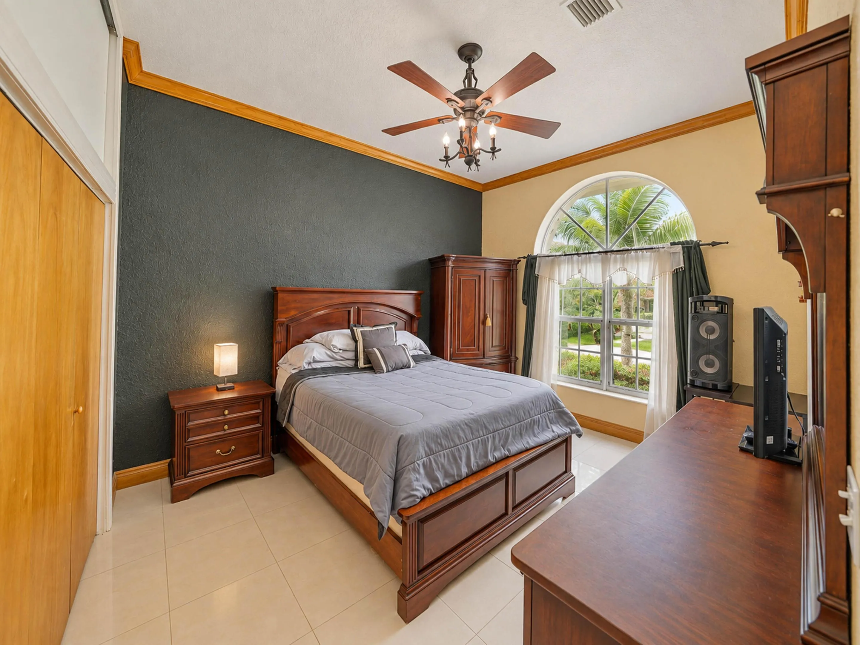 36. Jessicas Room A