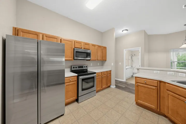 15_2019_Wanda_Ave_N-Kitchen-2575