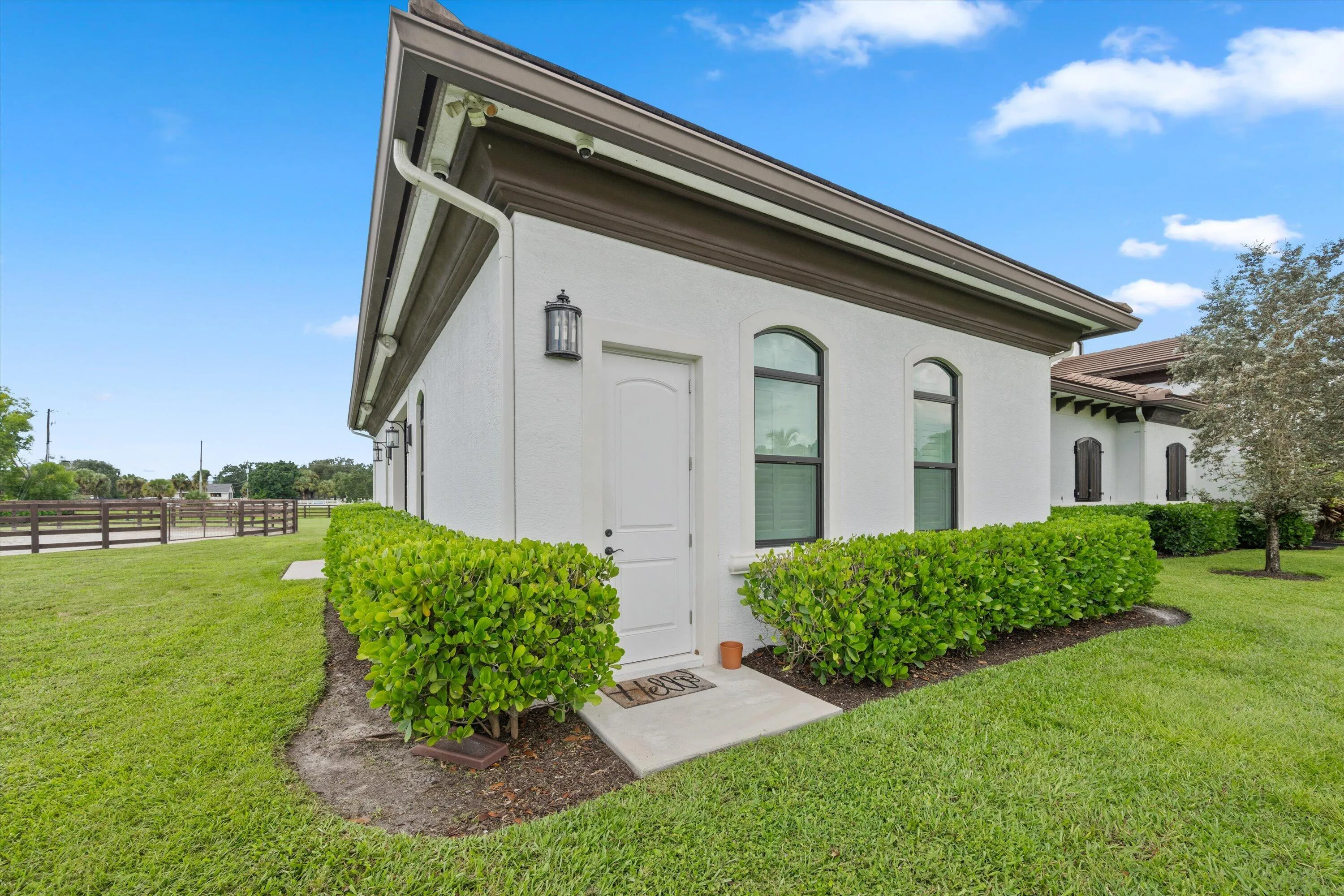 Two groom’s/trainer’s apartments