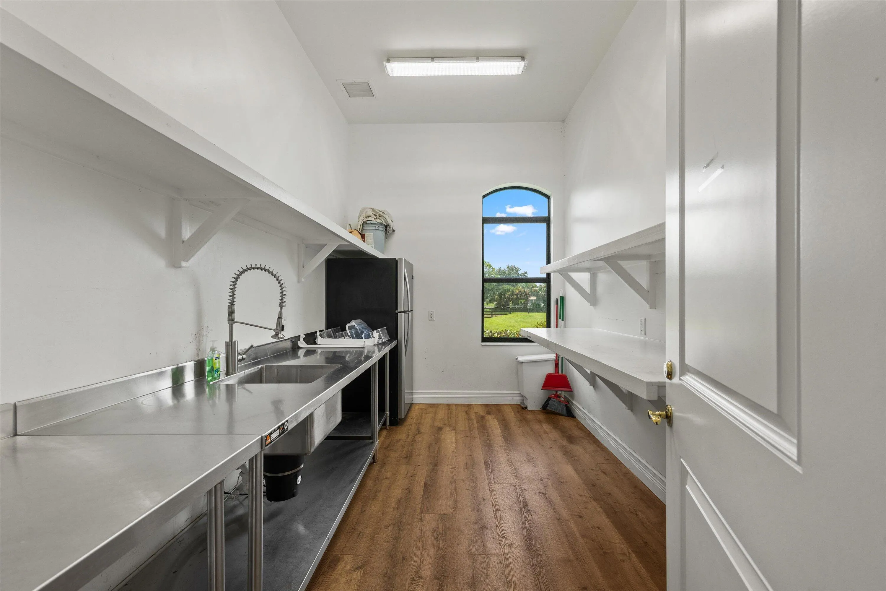 Vet/feed room