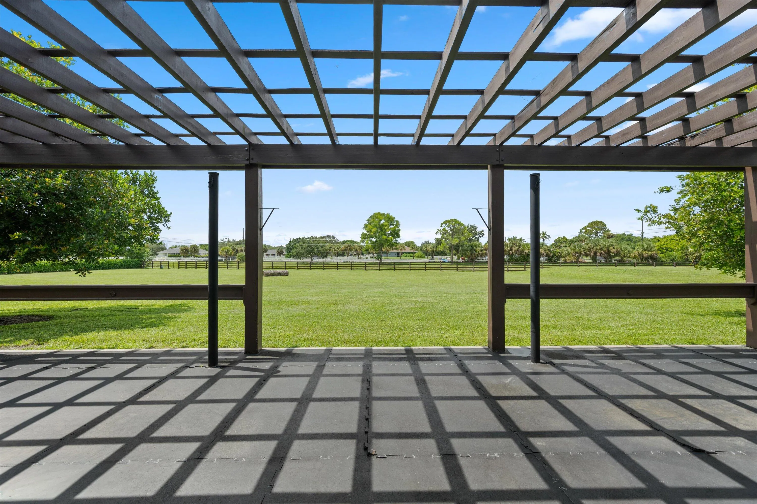 Outdoor grooming stalls