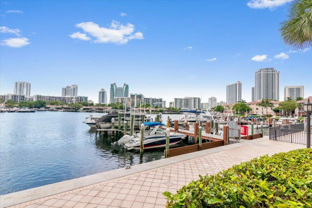 34-300Three-Islands-Boulevard-312-33