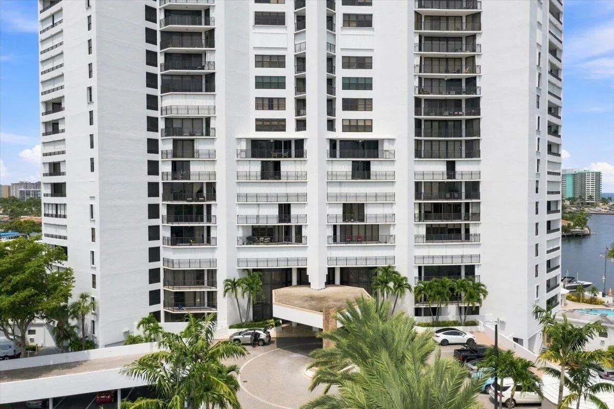 49-001_300Three-Islands-Boulevard-312-ae