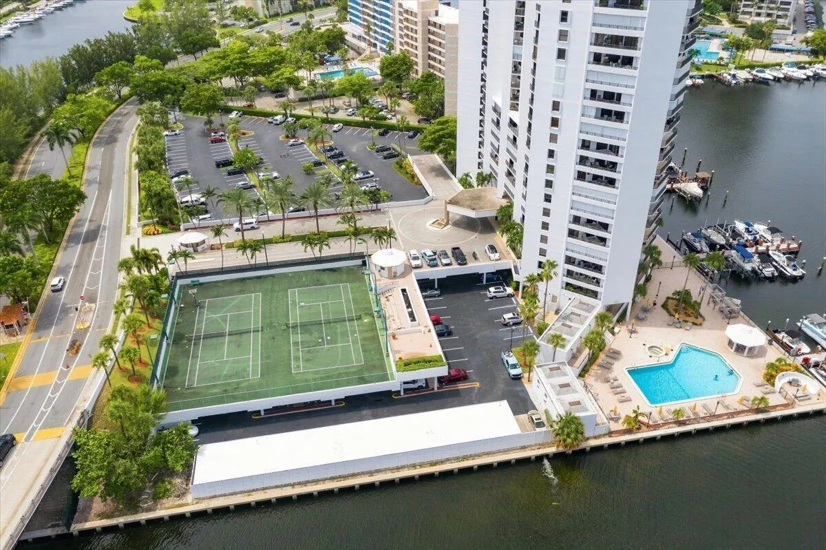 61-009_300Three-Islands-Boulevard-312-ae