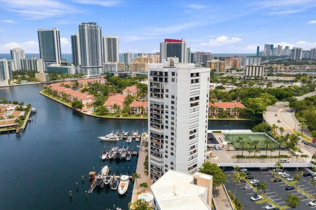 55-006_300Three-Islands-Boulevard-312-ae