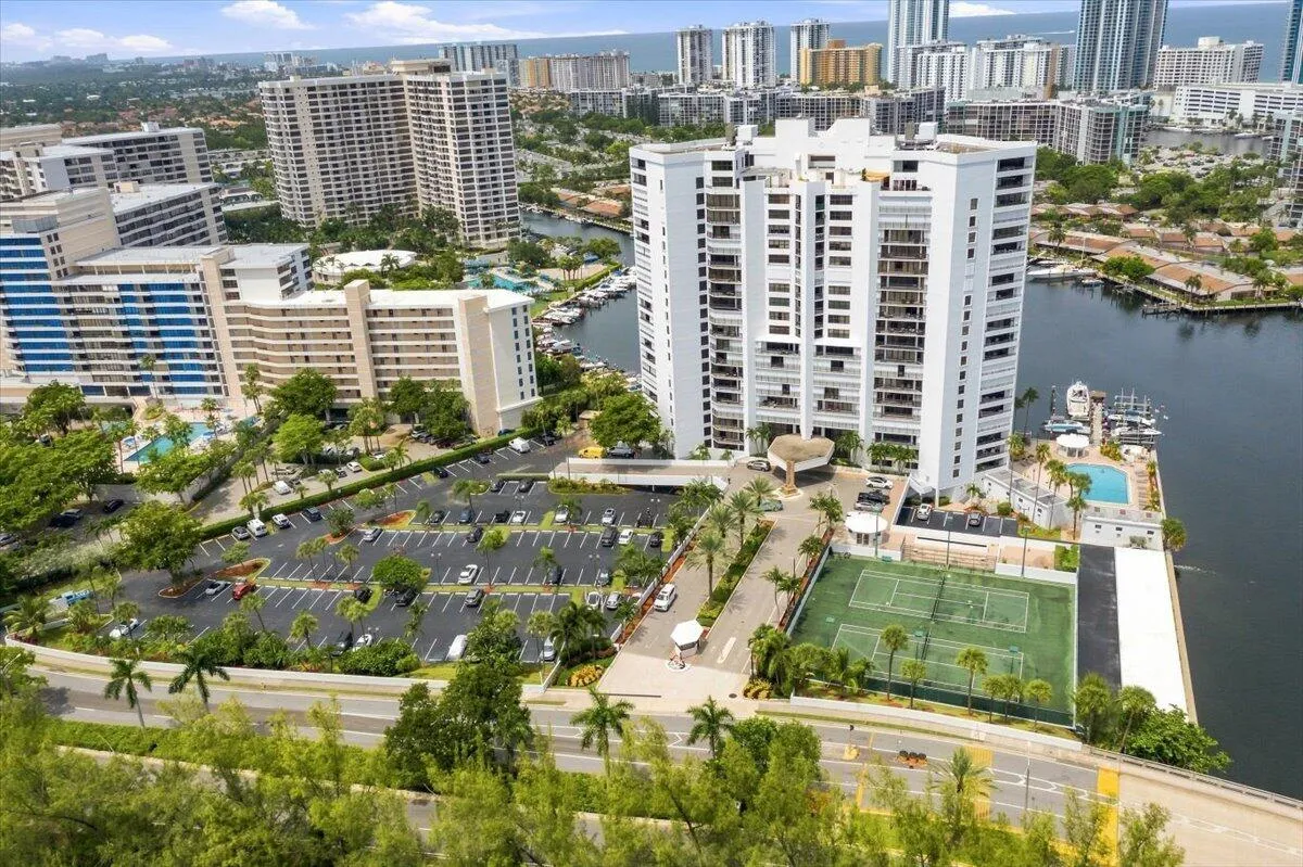 53-014_300Three-Islands-Boulevard-312-ae