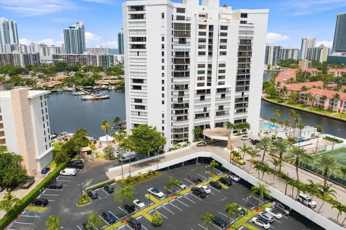 50-003_300Three-Islands-Boulevard-312-ae