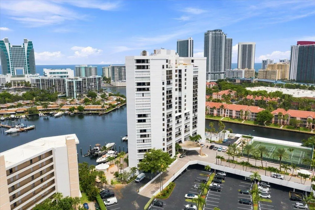 71-004_300Three-Islands-Boulevard-312-ae