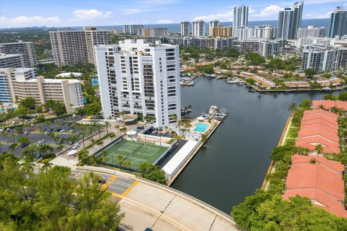 74-013_300Three-Islands-Boulevard-312-ae