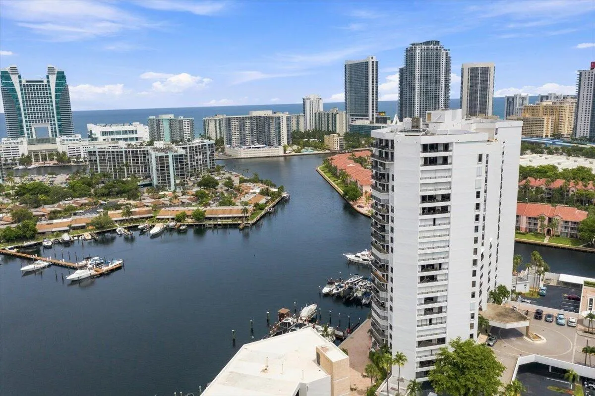 56-007_300Three-Islands-Boulevard-312-ae