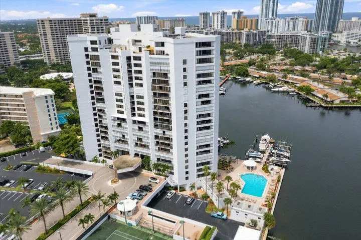 73-008_300Three-Islands-Boulevard-312-ae