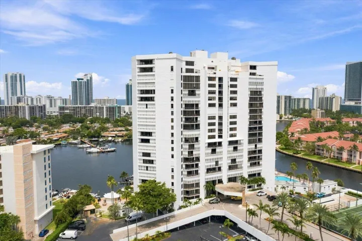 69-002_300Three-Islands-Boulevard-312-ae