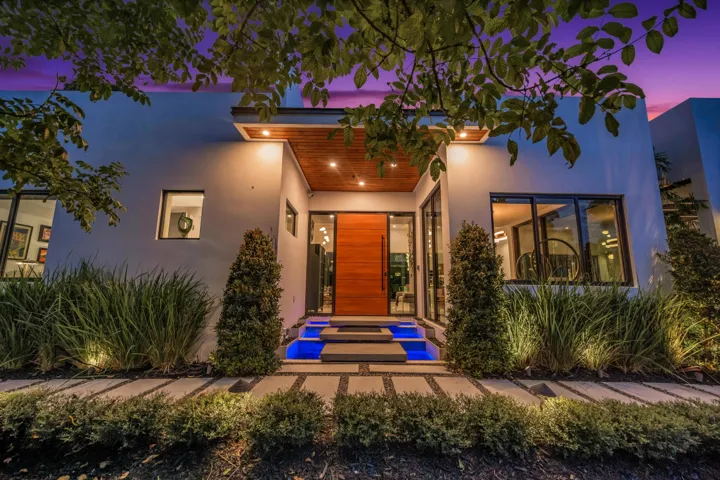 215 NE 28TH CT--23