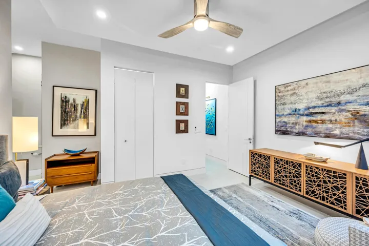 215 NE 28TH CT--60
