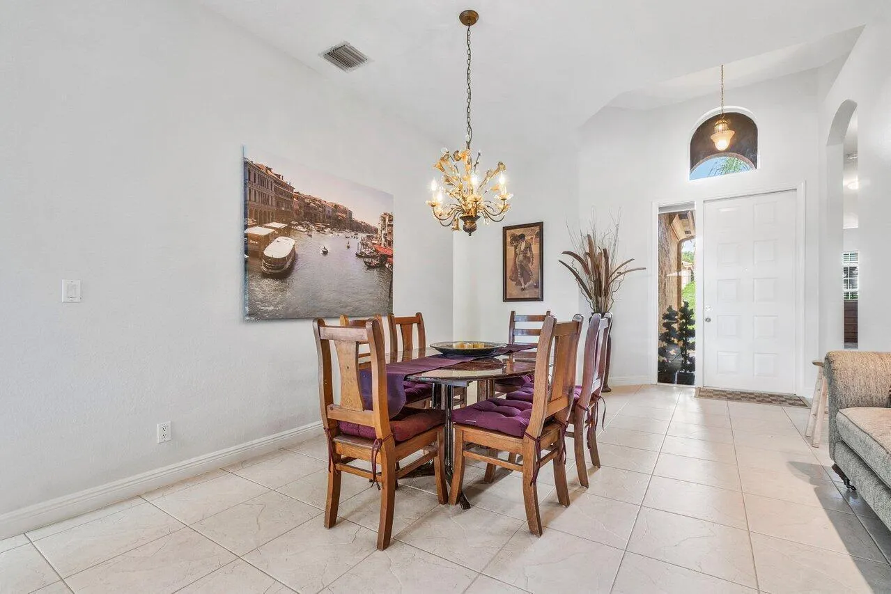 Dining Looking To Entry
