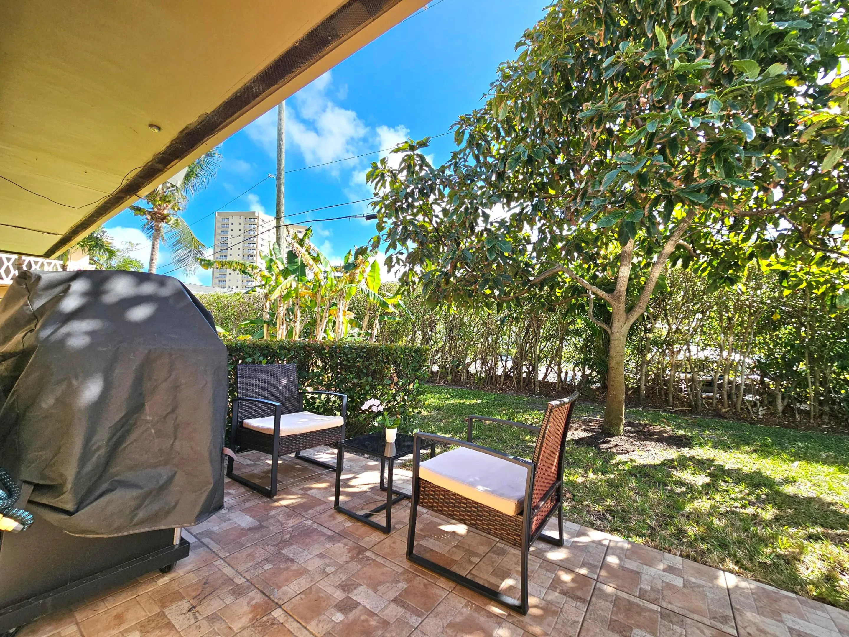 NICE PAVERS WITH TABLE AND CHAIRS TO ENJOY YOUR PATIO