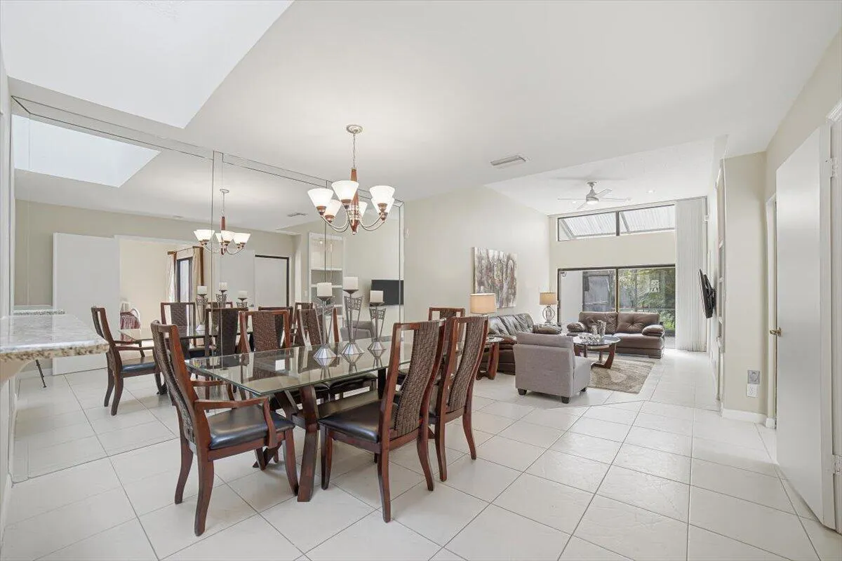25-Dining Area-Livingroom