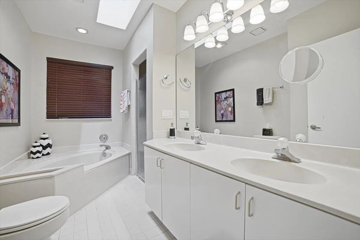 18-Bedroom1-Bathroom