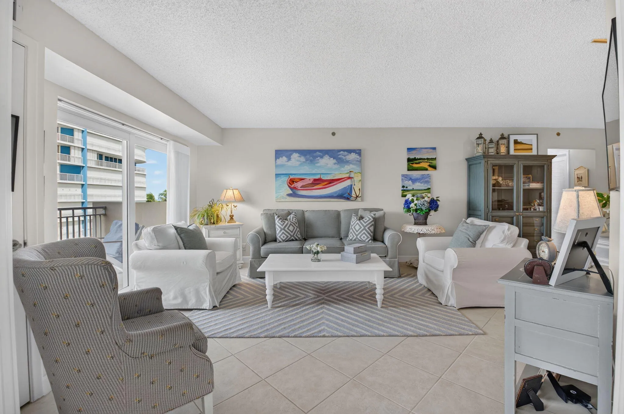 SPACIOUS LIVING AREA