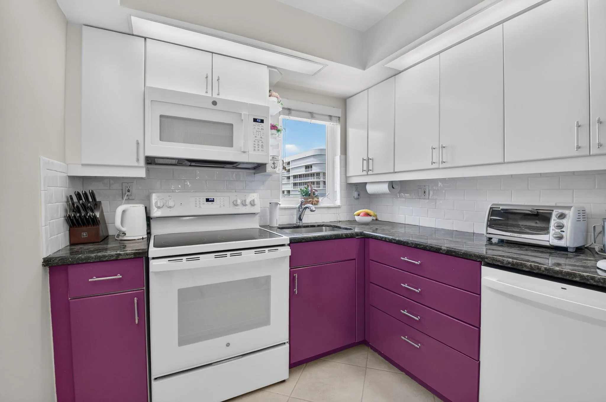 UPDATED KITCHEN WITH GRANITE COUNTERTOPS