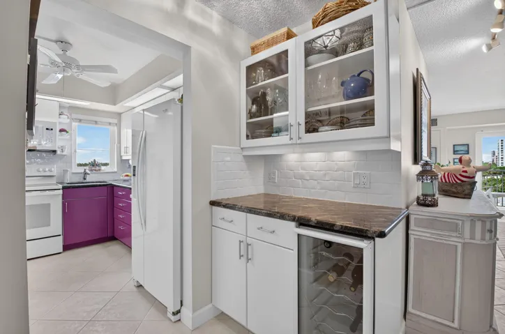 WINE BAR WITH EXTRA STORAGE