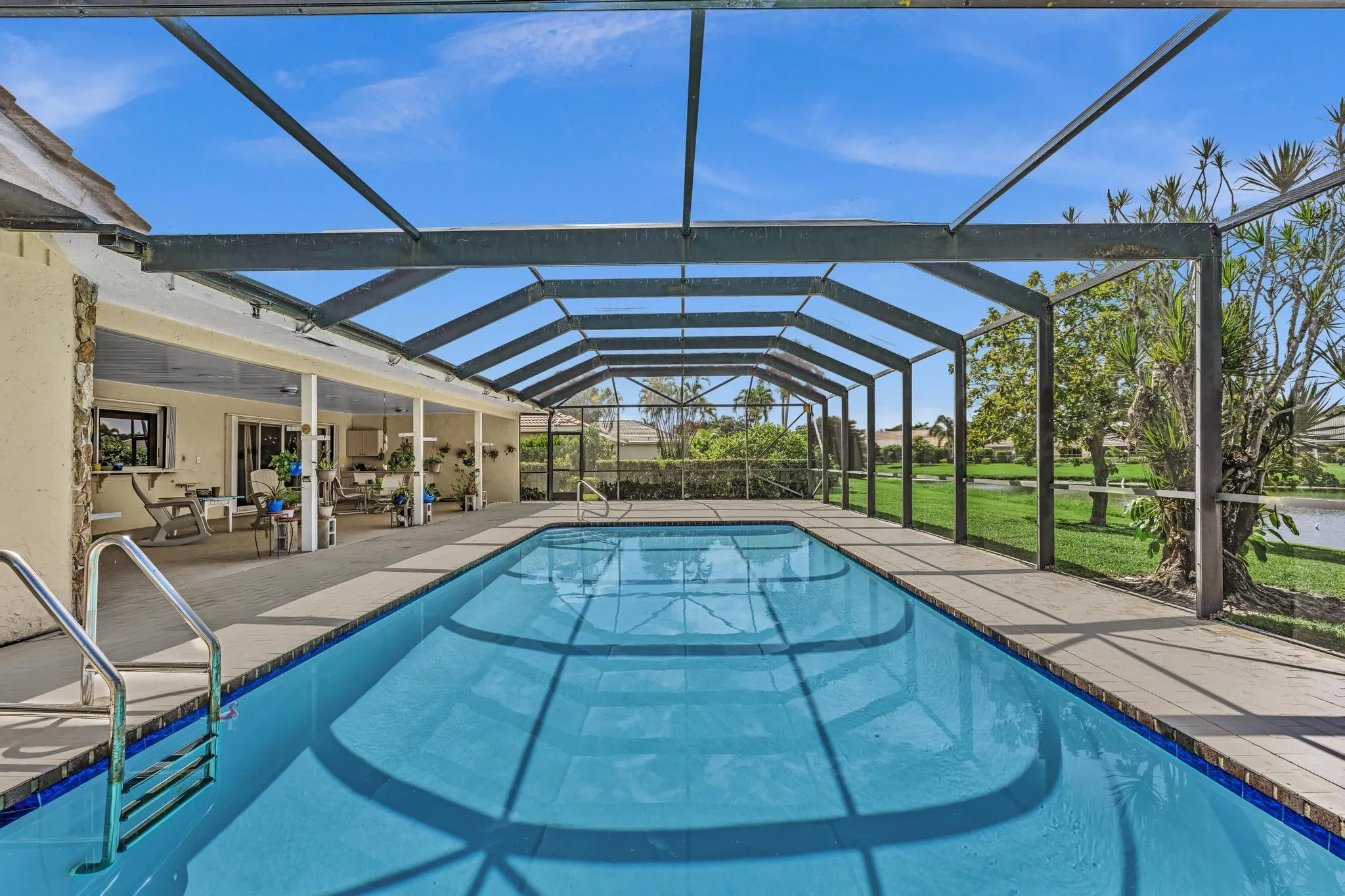 Completely screened pool area