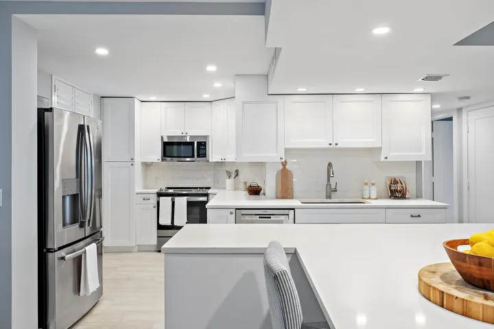 Kitchen & Dining