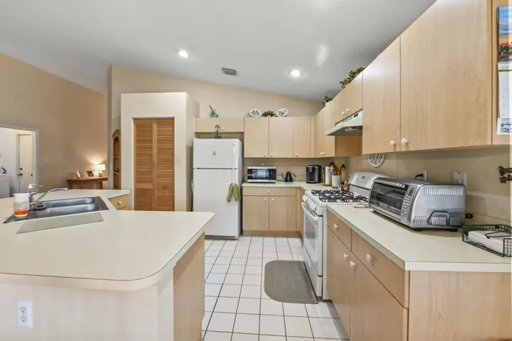 09 Kitchen 02