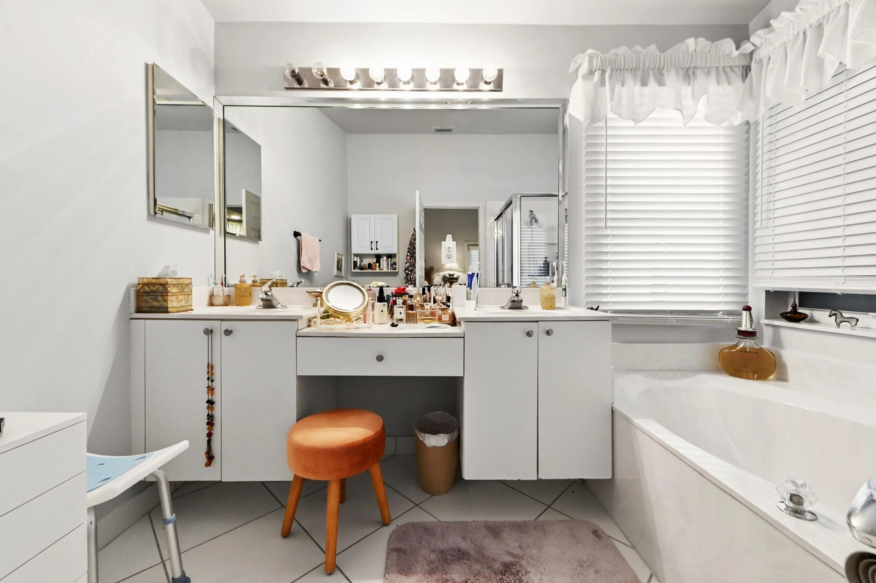 16 Bathroom 02