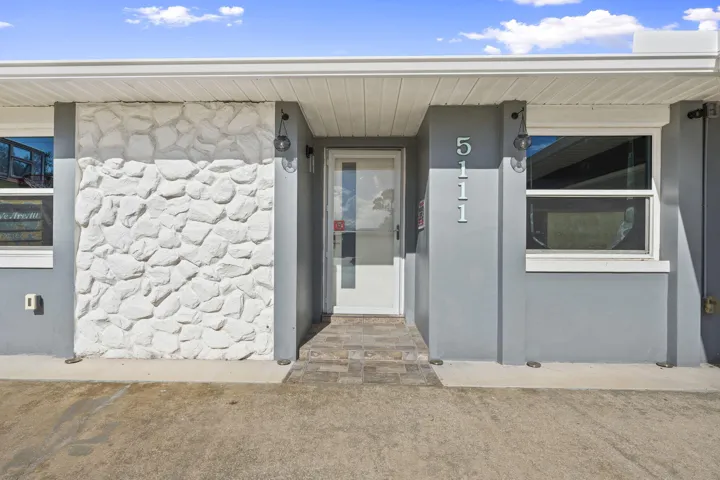 White stone veneer accent wall