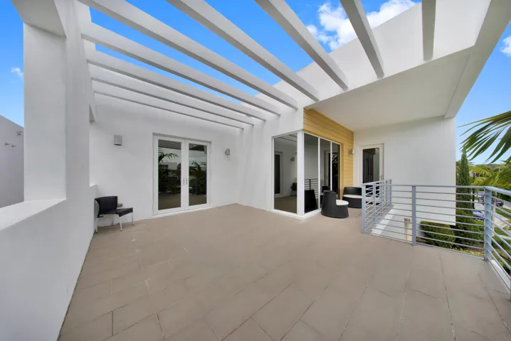 OVERSIZED BALCONY MODERN HOME