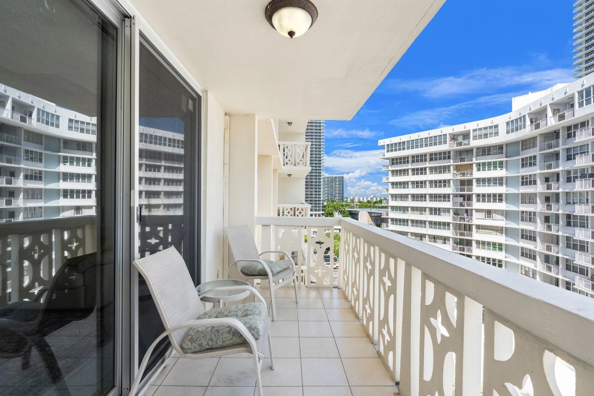 Great views of Hallandale Beach and the intracoastal from your balcony!