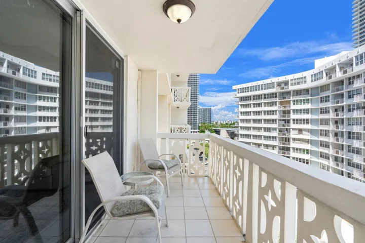 Great views of Hallandale Beach and the intracoastal from your balcony!