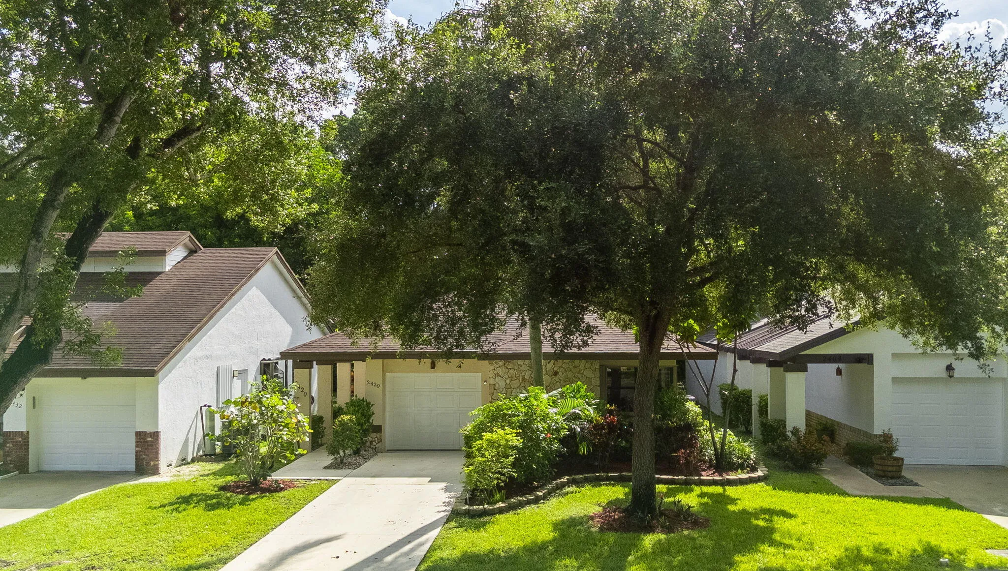 Single-story property with a stucco exterior, a brown shingle roof, and an integrated garage