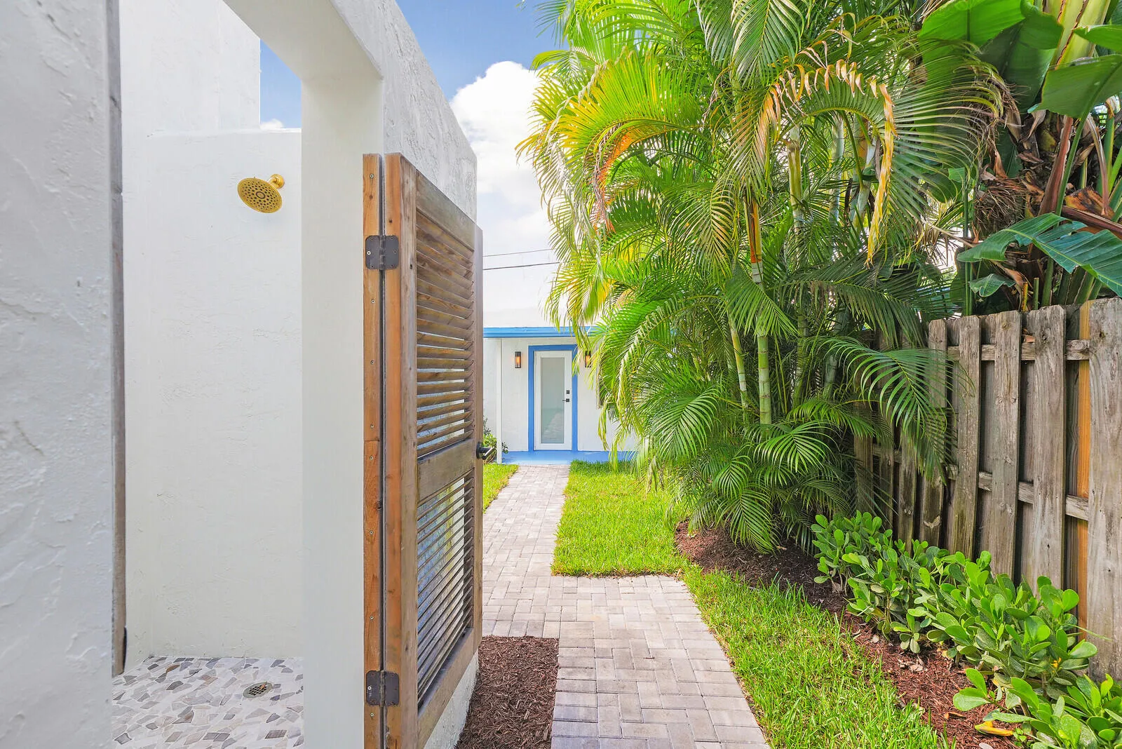 Spa-Like Outdoor Shower