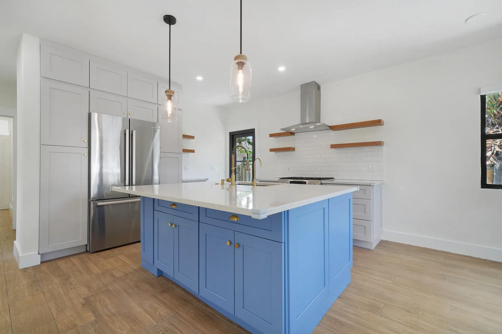 Kitchen Island w/snack bar