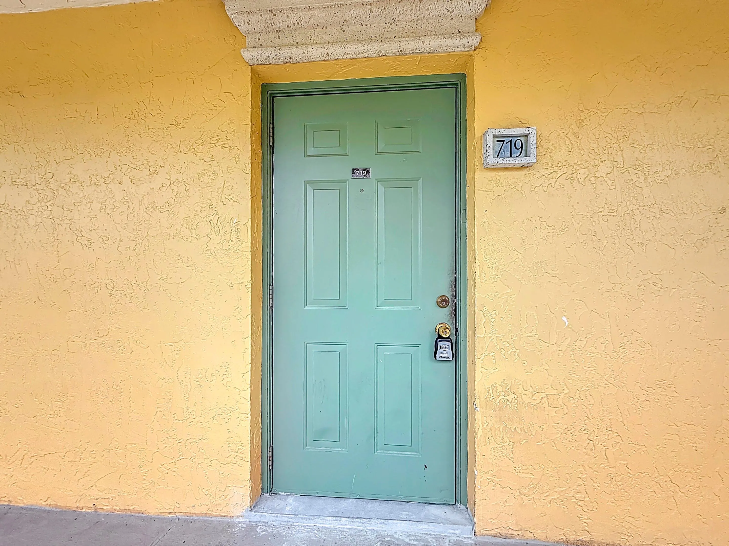 719 Meadows Circle-4