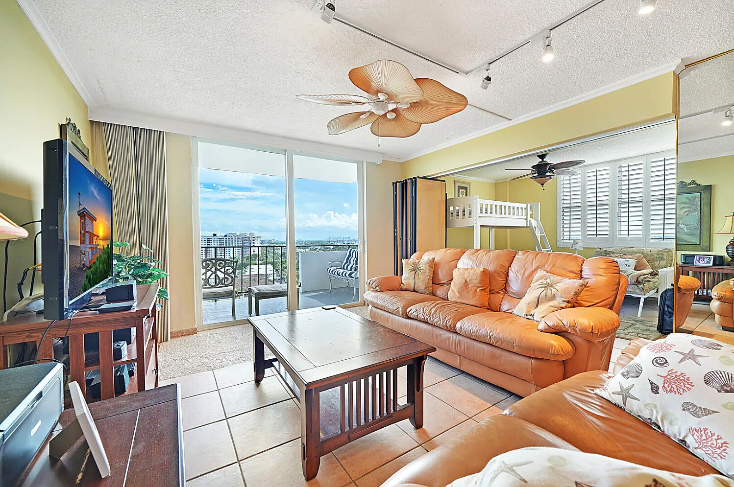 Living room 4
